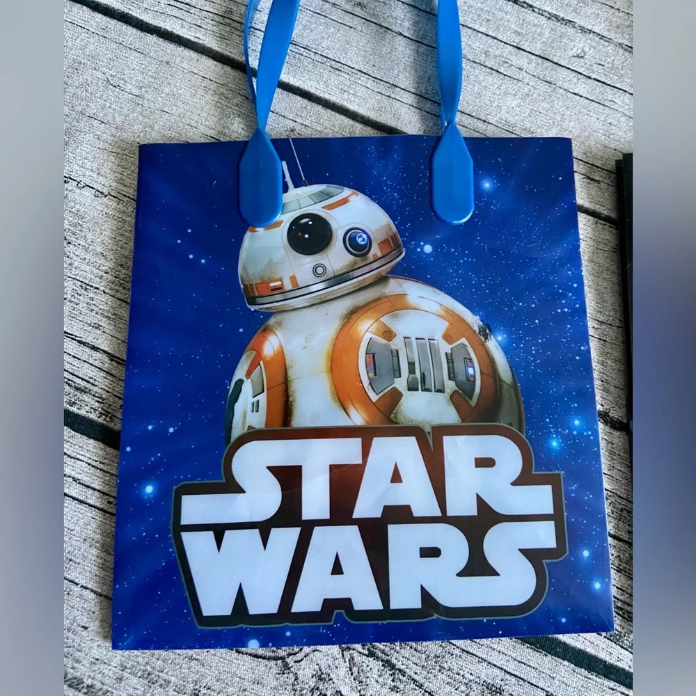 NEW. $3.00 each! Bundle of 4 Star Wars plastic gift/favor bags with handles